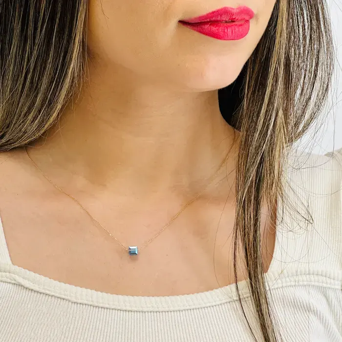 گردنبند طلا با نگین سواروسکی مربعی آبی