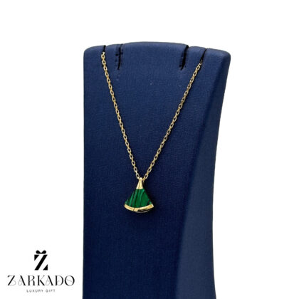گردنبند طلا طرح دامن با سنگ مالاکید