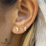 گوشواره میخی طلا طرح پروانه گلبهی کد E4548