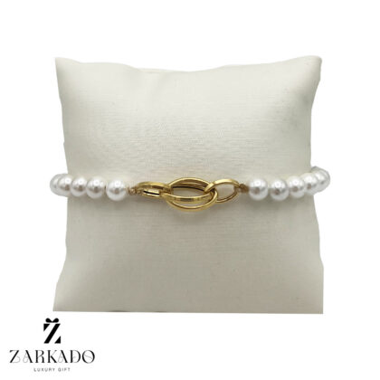دستبند مرواریدی سفید با پلاک طلا طرح لکسوس
