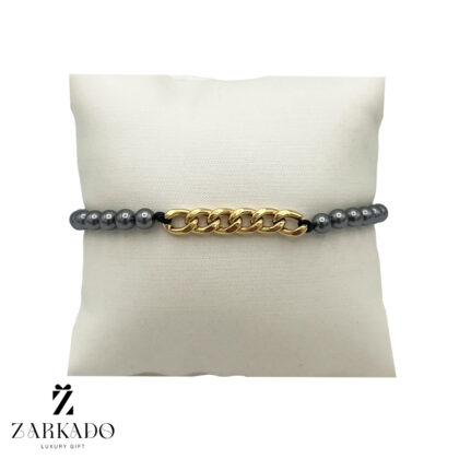 دستبند مرواریدی نوک مدادی با پلاک طلا کارتیه