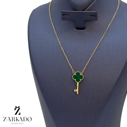 گردنبند طلا طرح کلید ونکلیف سنگ دار سبز مالاکیت