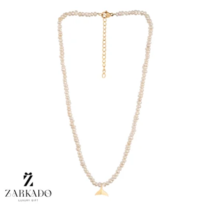 گردنبند مروارید پرورشی و پلاک دم وال طلا