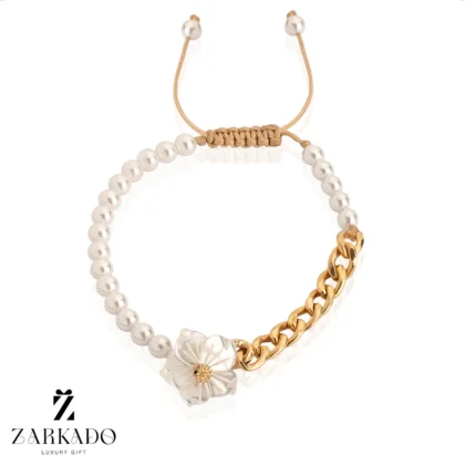 دستبند مرواریدی و کارتیه طلا و گل صدفی