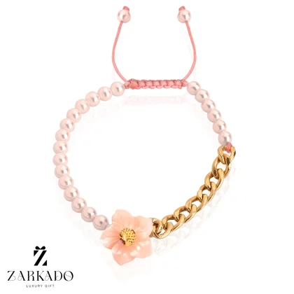 دستبند مرواریدی و کارتیه طلا و گل صدفی صورتی