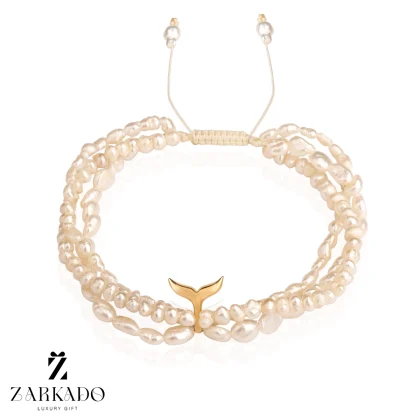 دستبند مرواریدی سه رج و پلاک طلا طرح دم وال