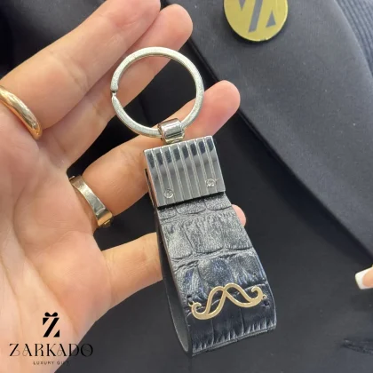 جاسوئیچی چرم مشکی کرو و طلا طرح سیبیل