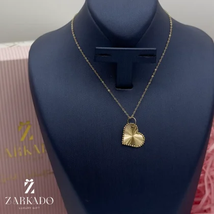 پلاک طلا طرح قلب کج تراش دار