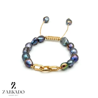 دستبند طلا با مروارید پرورشی رنگ کهکشانی با پلاک هرمس