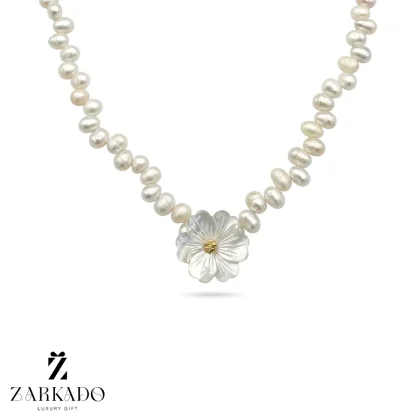 گردنبند مروارید پرورشی و گل صدفی با گوی البرنادو طلا