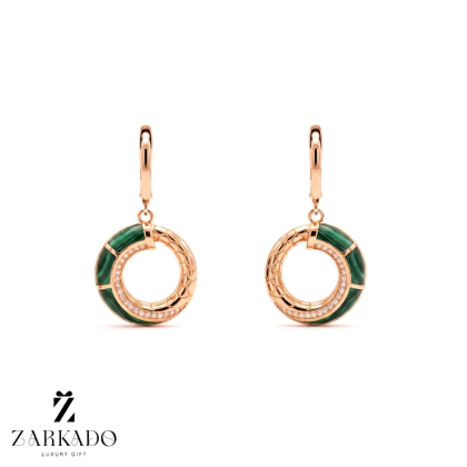 گوشواره حلقه ای آویز طلا طرح پوست ماری با سنگ مالاکیت و نگین