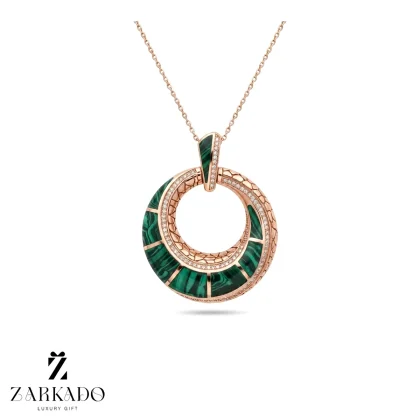 پلاک طلا طرح پوست ماری با سنگ مالاکیت و نگین